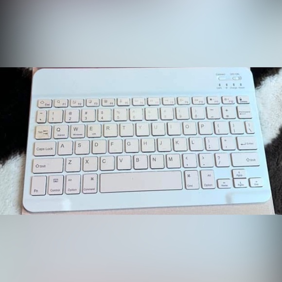 Pink iPad case and magnetic keyboard - Picture 2 of 3